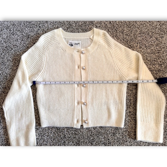 Abercrombie & Fitch Cream Pearl Button Cardigan • Size M • NWT - Picture 2 of 4